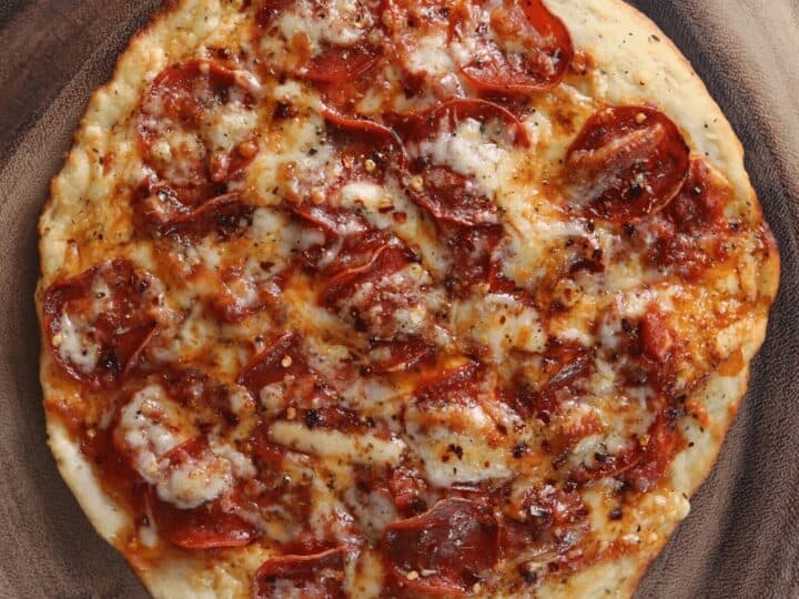 https://masonfit.com/wp-content/uploads/2019/08/cast-iron-pizza-with-Greek-yogurt-pizza-dough-720x540.jpg