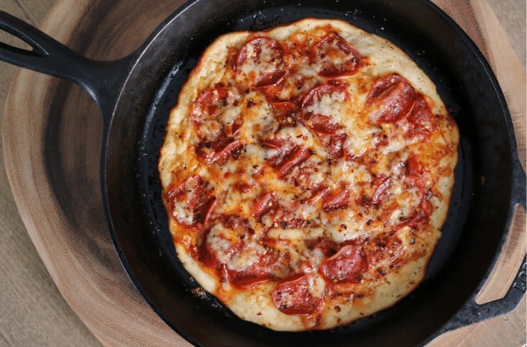 https://masonfit.com/wp-content/uploads/2019/08/cast-iron-skillet-pizza-with-greek-yogurt-dough-featured-image.jpg