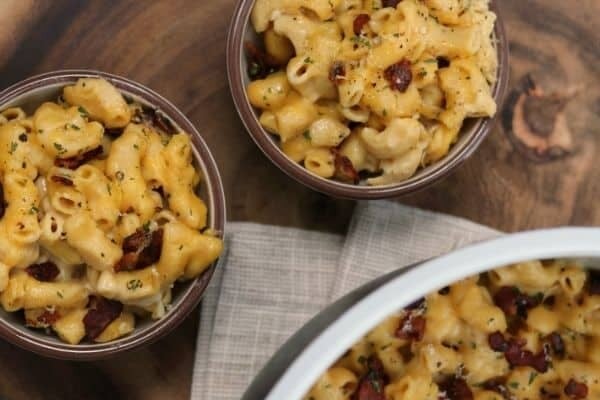 bacon mac and cheese in bowls