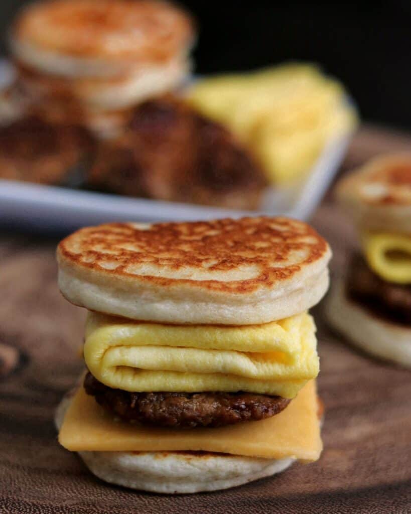 Cârnați de pui, ouă și brânză McGriddle de casă