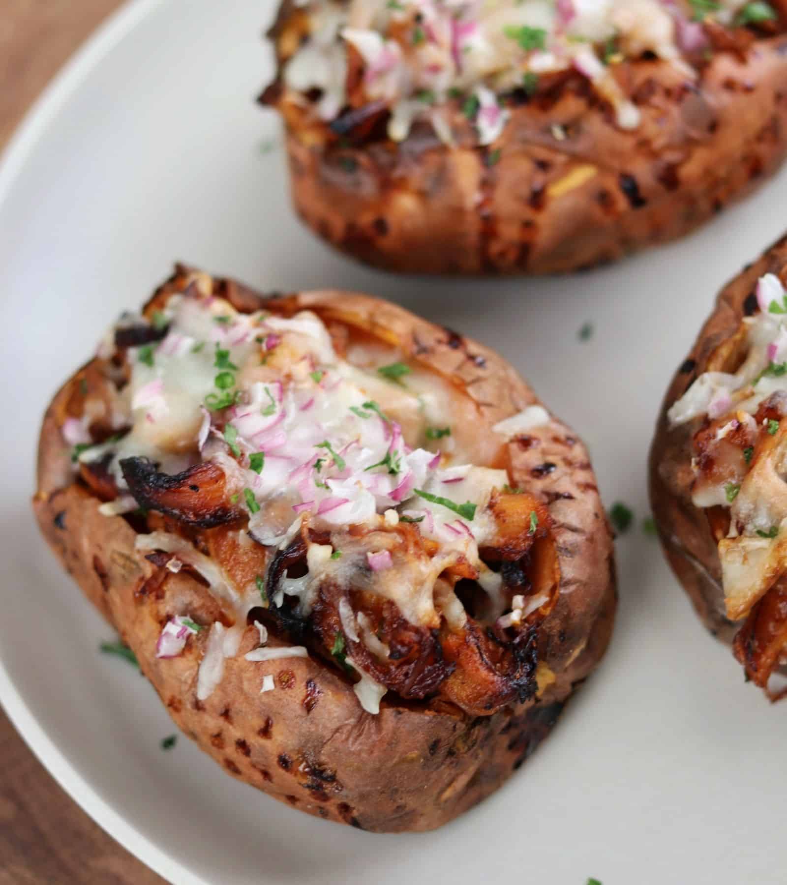 https://masonfit.com/wp-content/uploads/2020/10/BBQ-chicken-stuffed-air-fryer-baked-sweet-potatoes.jpg