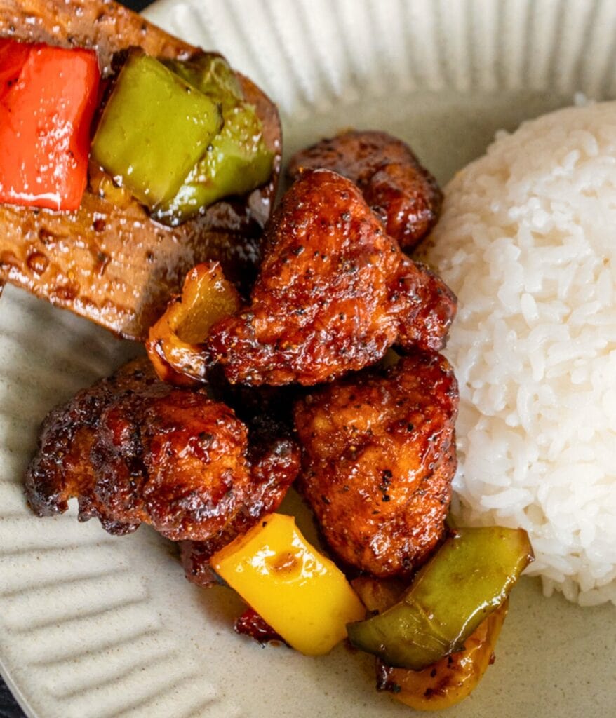 air fried chicken nuggets and bell peppers with black pepper sauce and sticky rice