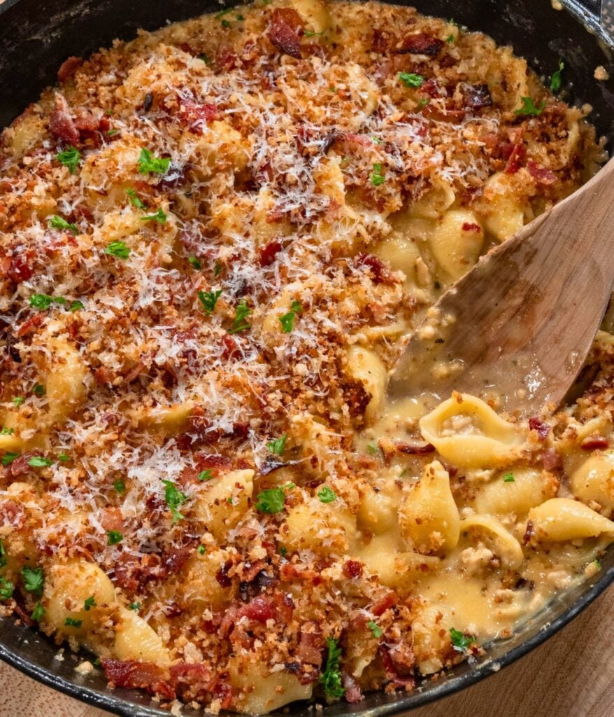 cast iron skillet with mac and cheese