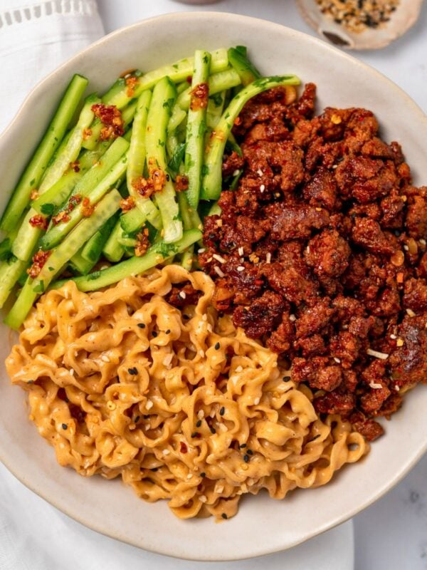 a bowl of 500 calorie sesame beef noodles