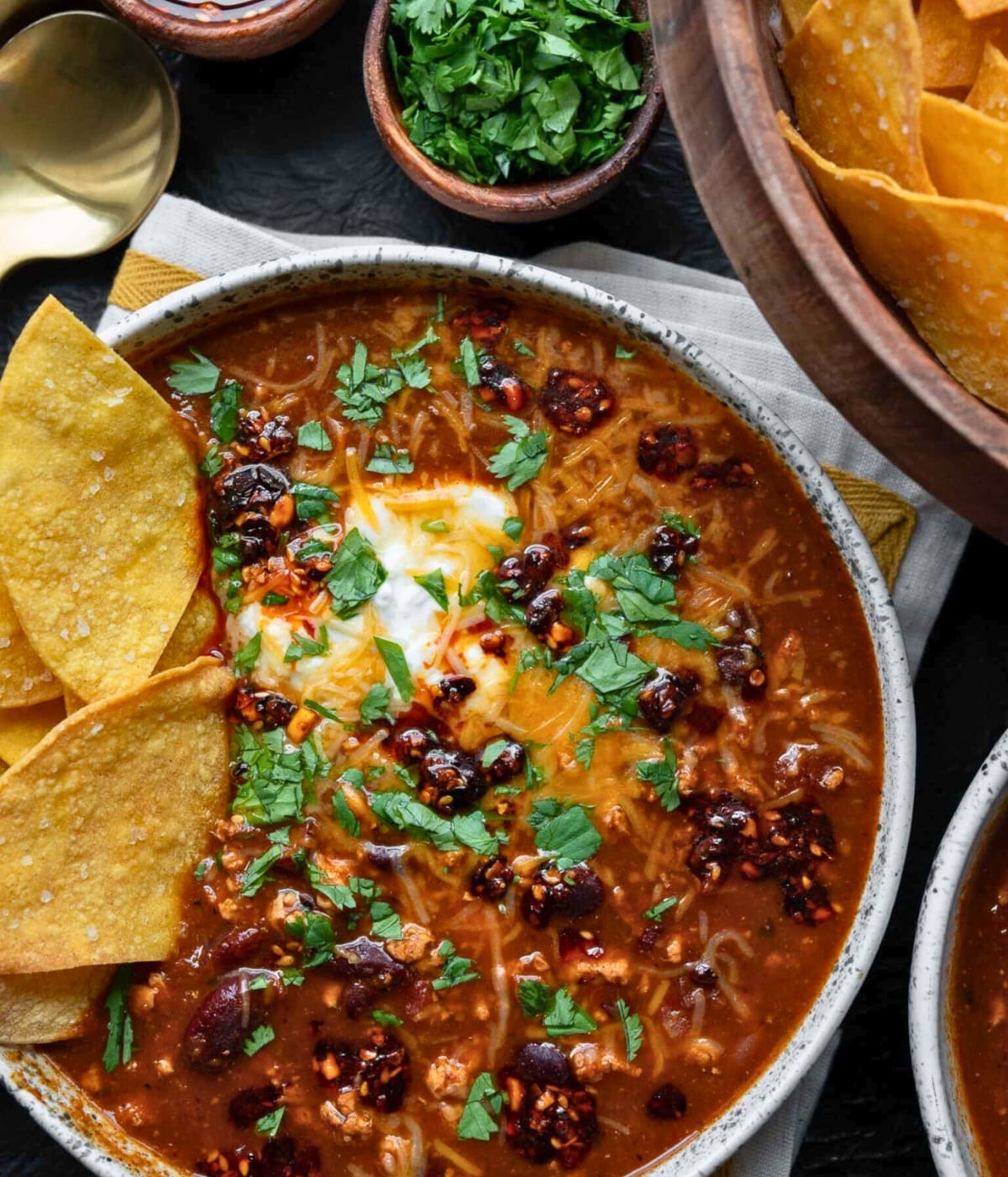 a bowl of turkey chili with tortilla chips